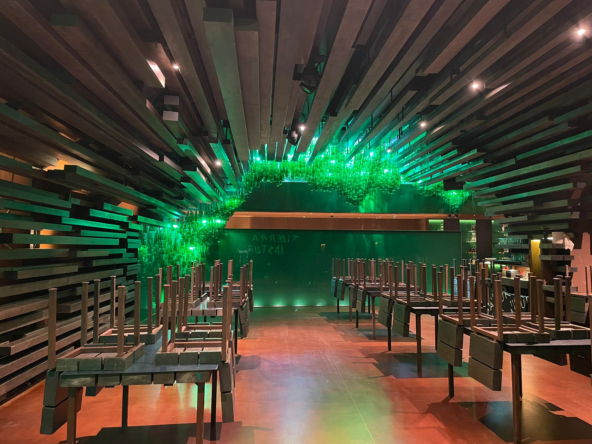 iluminación de restaurante vacío