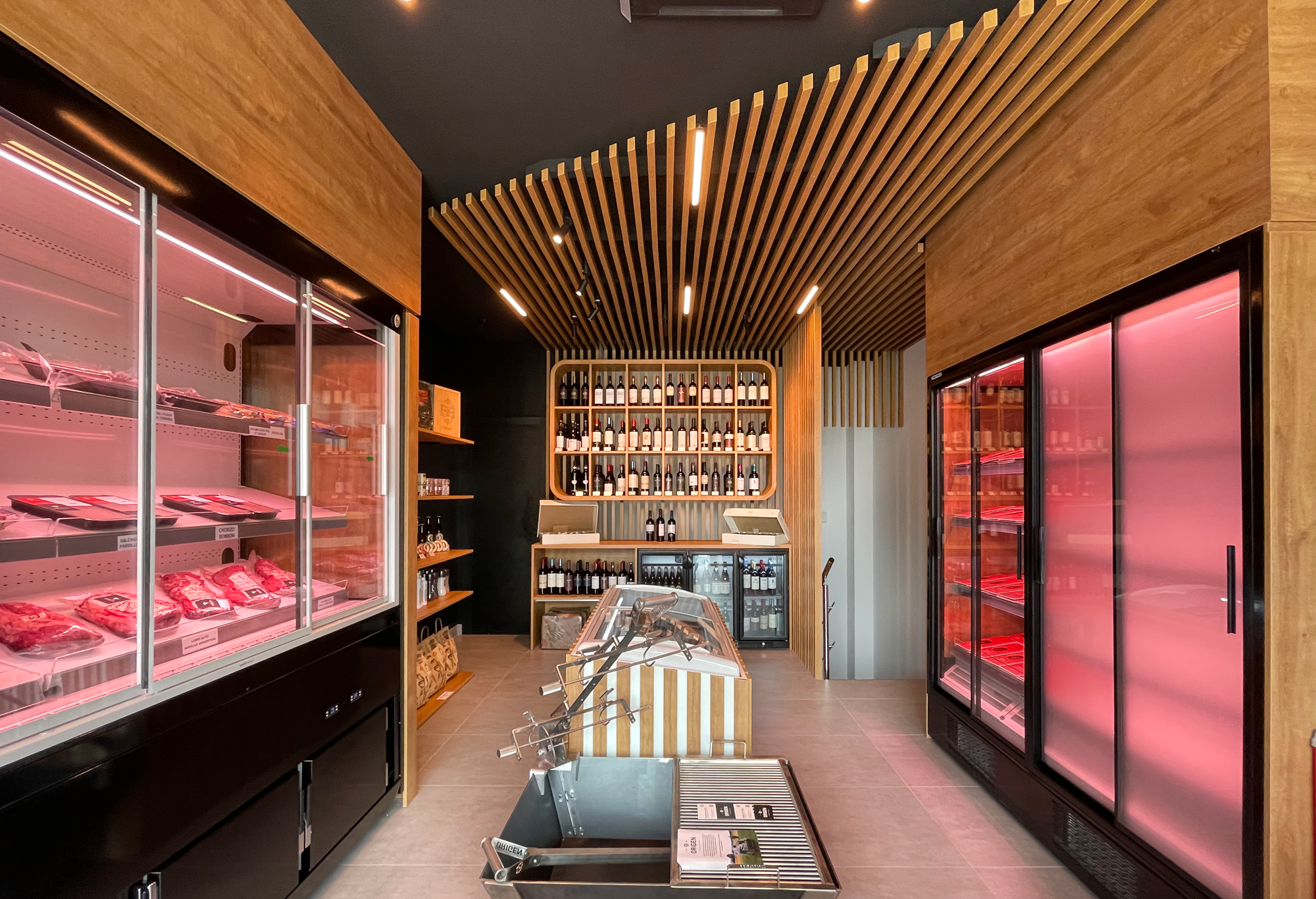 iluminacion de camaras de carne y decoración de carnicería con madera