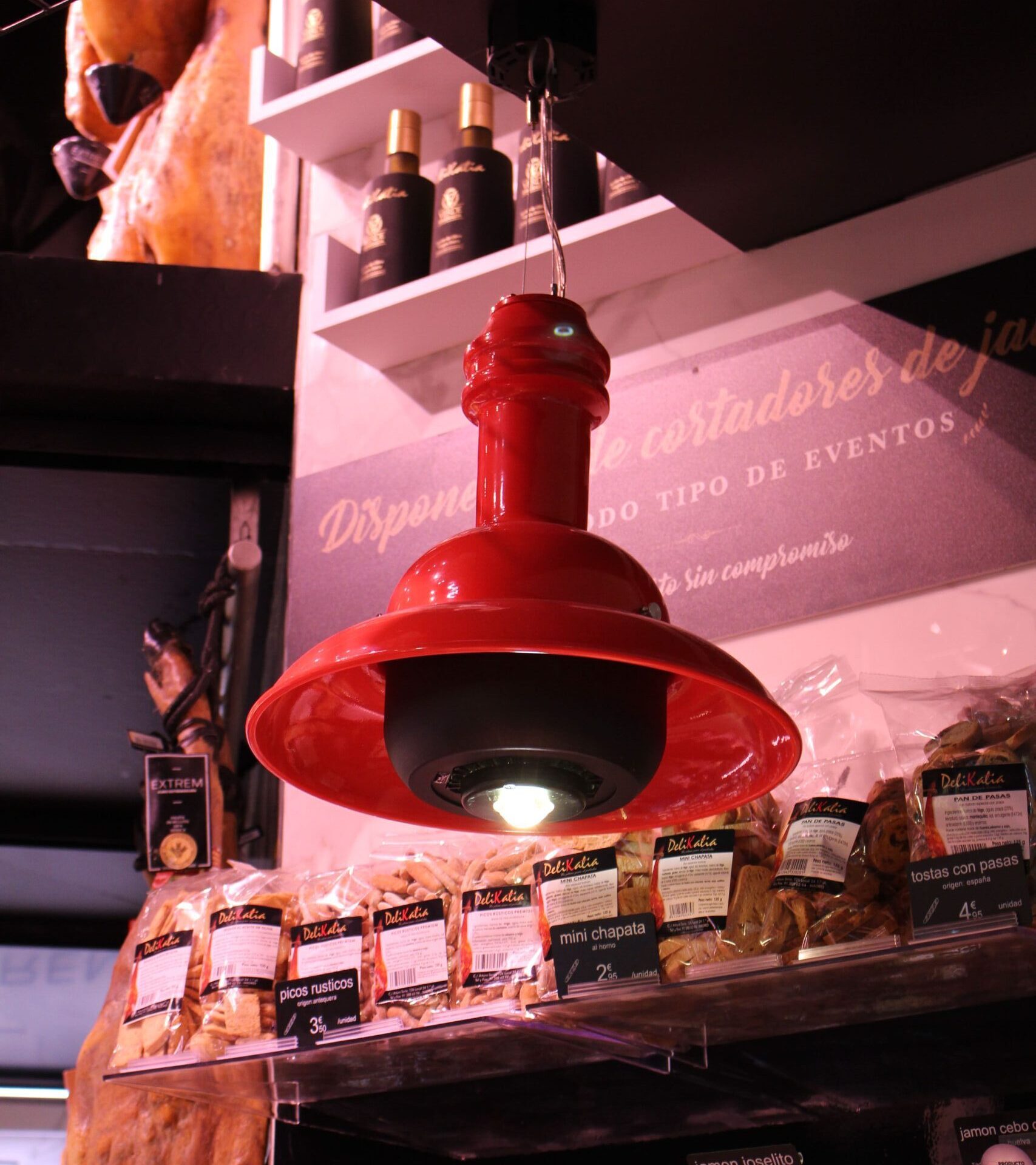 iluminación interior de las mesas de un restaurante