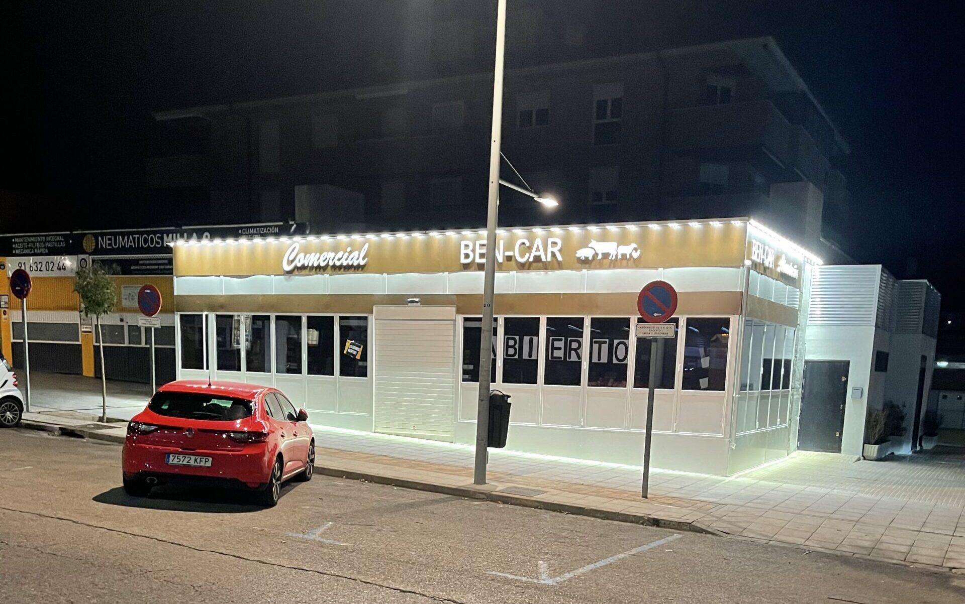 Iluminación fachada supermercado