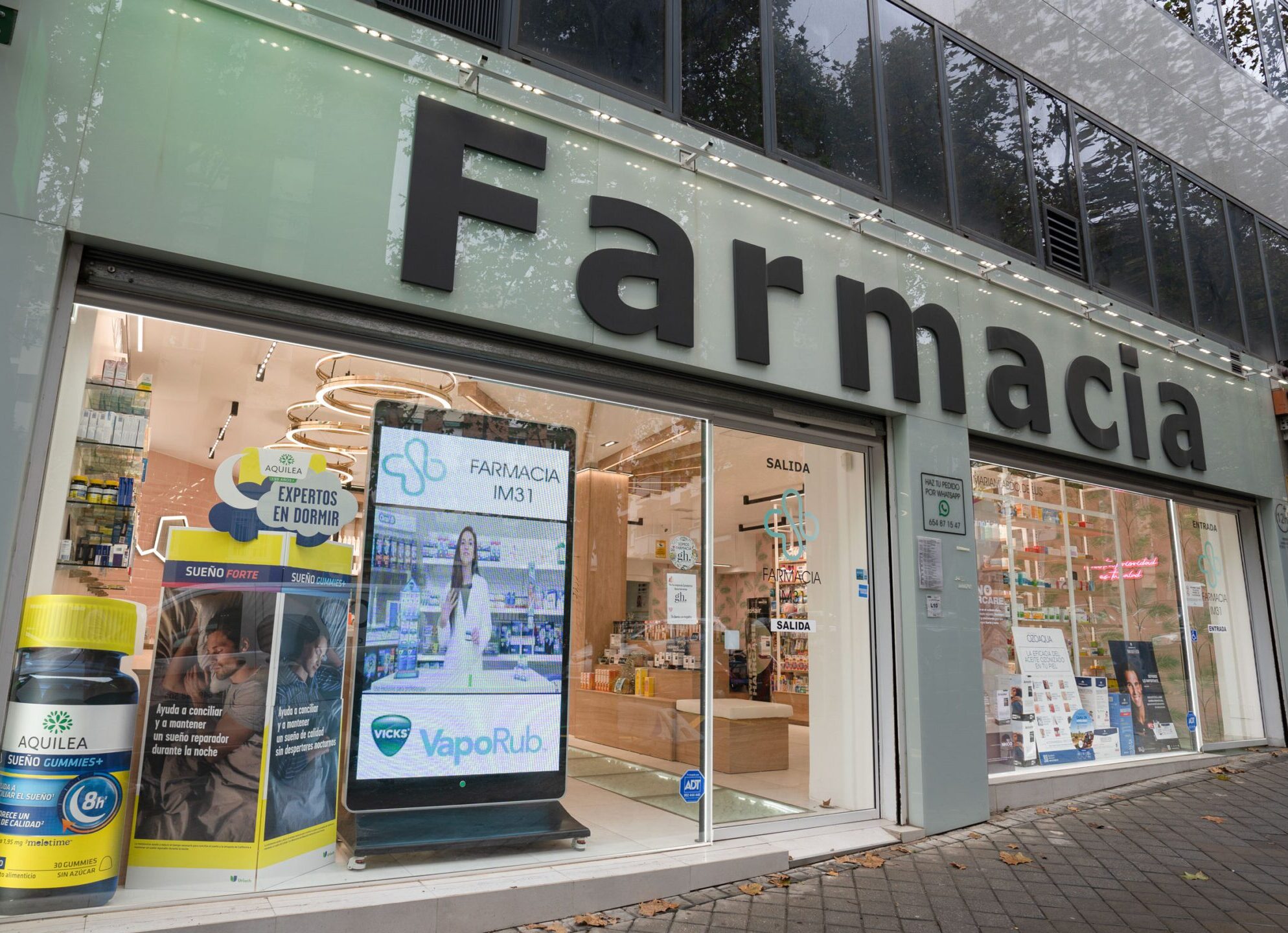 iluminacion fachada farmacia