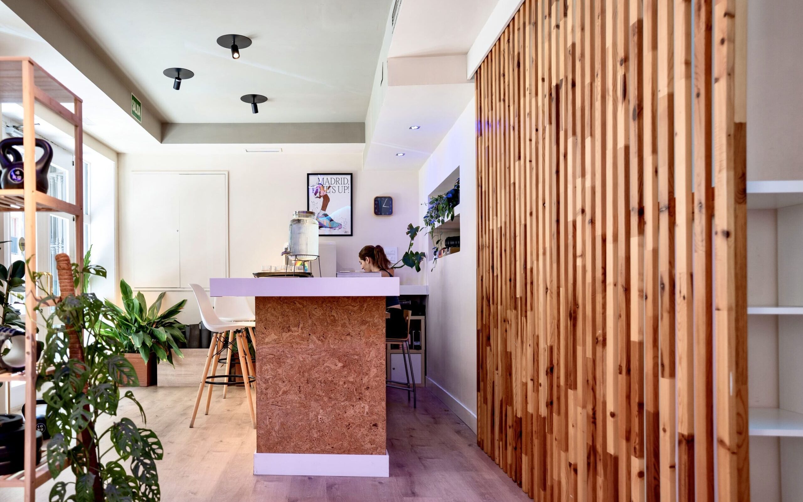Recepción del gimnasio Reset con panel de madera iluminado