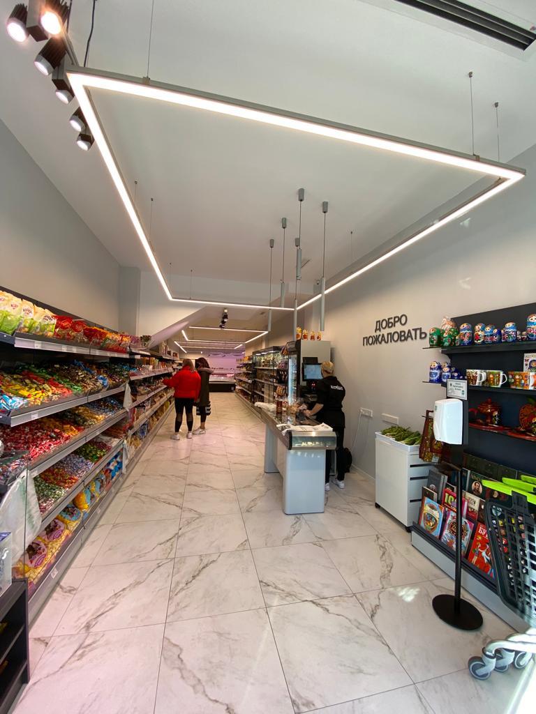 iluminación lineal pasillos supermercado