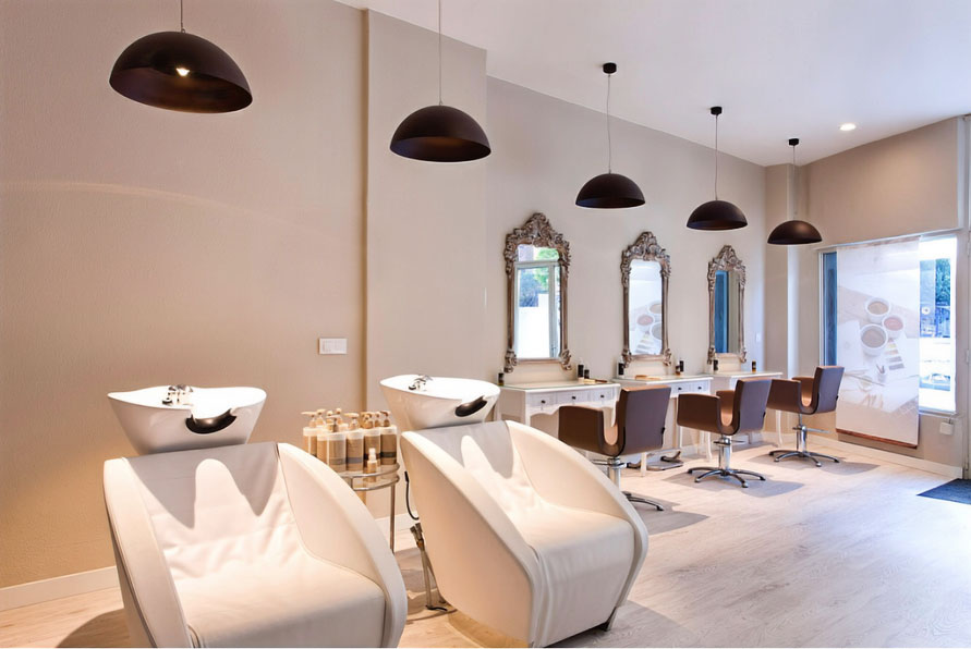 Salón de belleza iluminado por Luzco