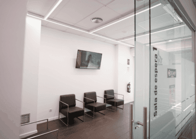 Iluminación sala de espera clínica dental
