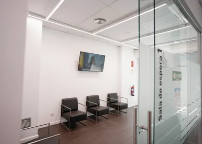 Iluminación sala de espera clínica dental