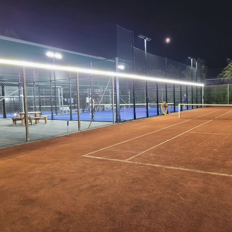 Focos LED para pistas de tenis