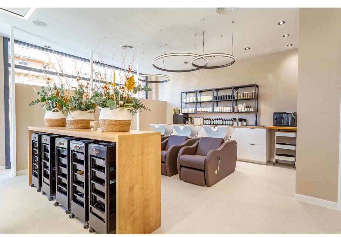 Salón de belleza con lámparas circulares y estanterías iluminadas