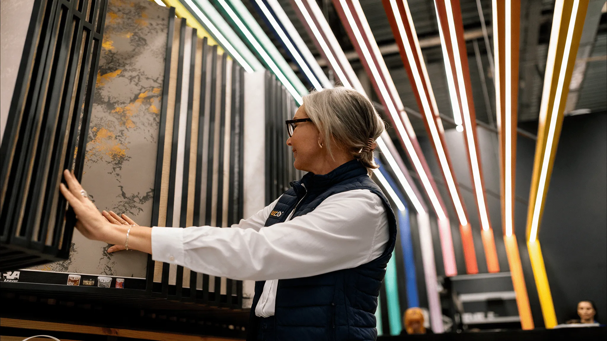 Técnica de Luzco revisando tiras LED de distintos colores