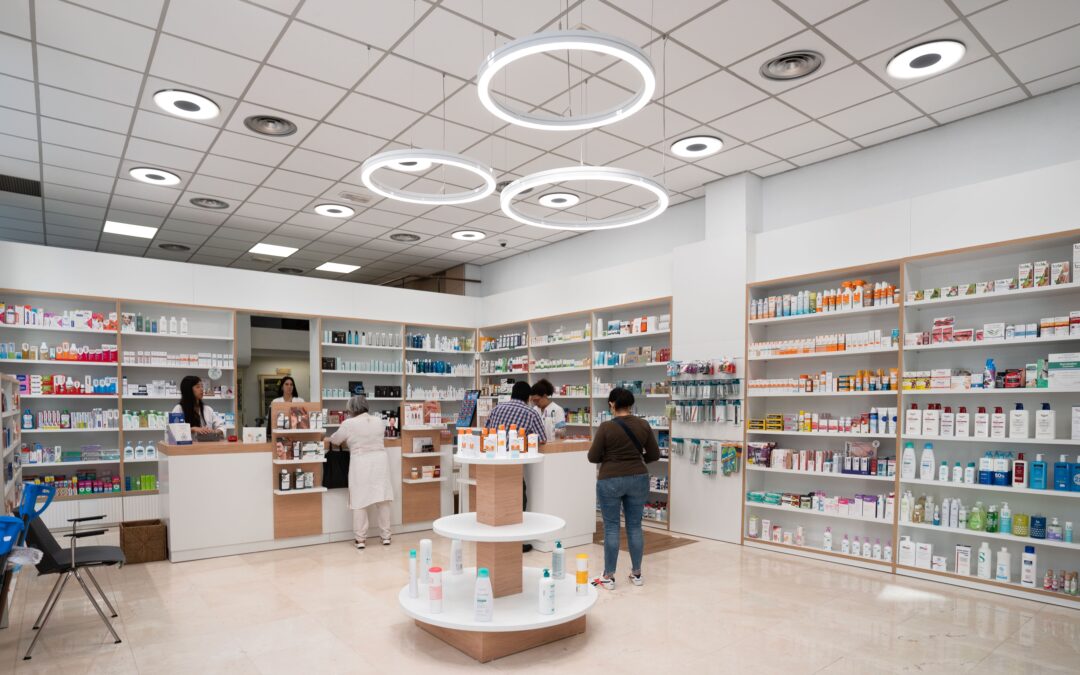 Farmacia con lámparas circulares suspendidas e iluminación LED en los lineales