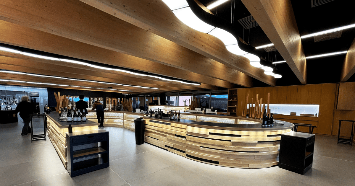 Mostrador de local comercial con iluminación lineal LED en techo de madera