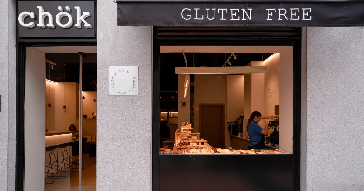 Escaparate iluminado de la pastelería Chök