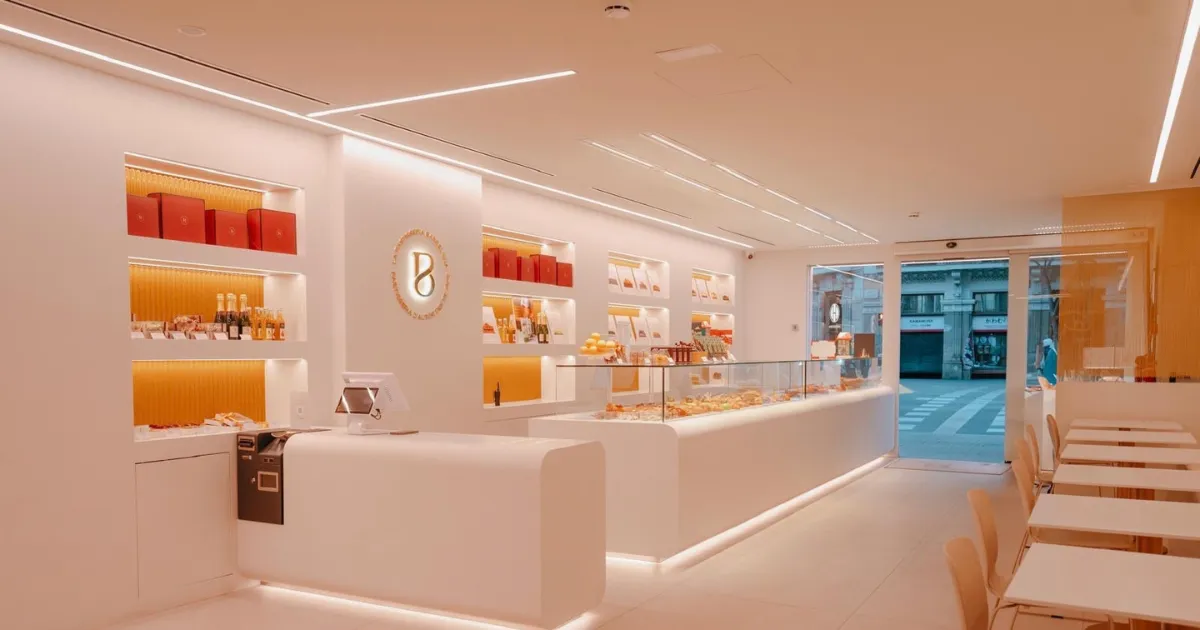 Tienda con estanterías y mostrador iluminados con LED