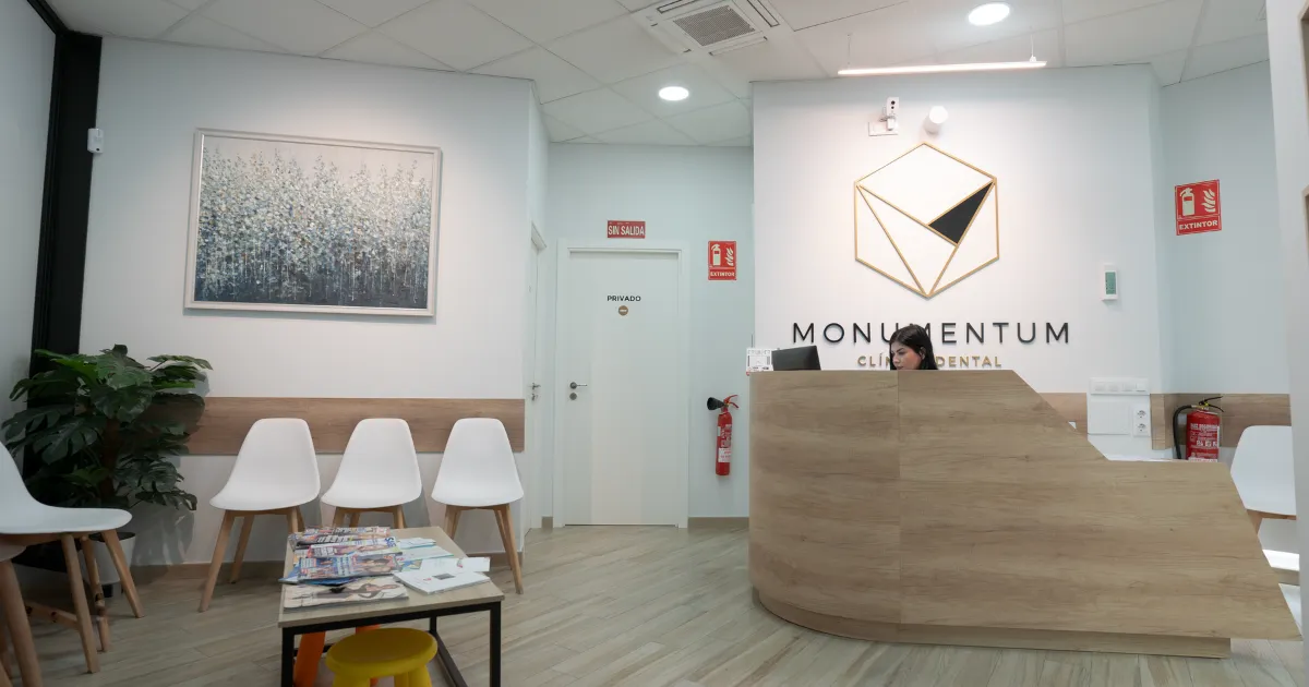 Recepción de la clínica dental Monumentum con iluminación LED