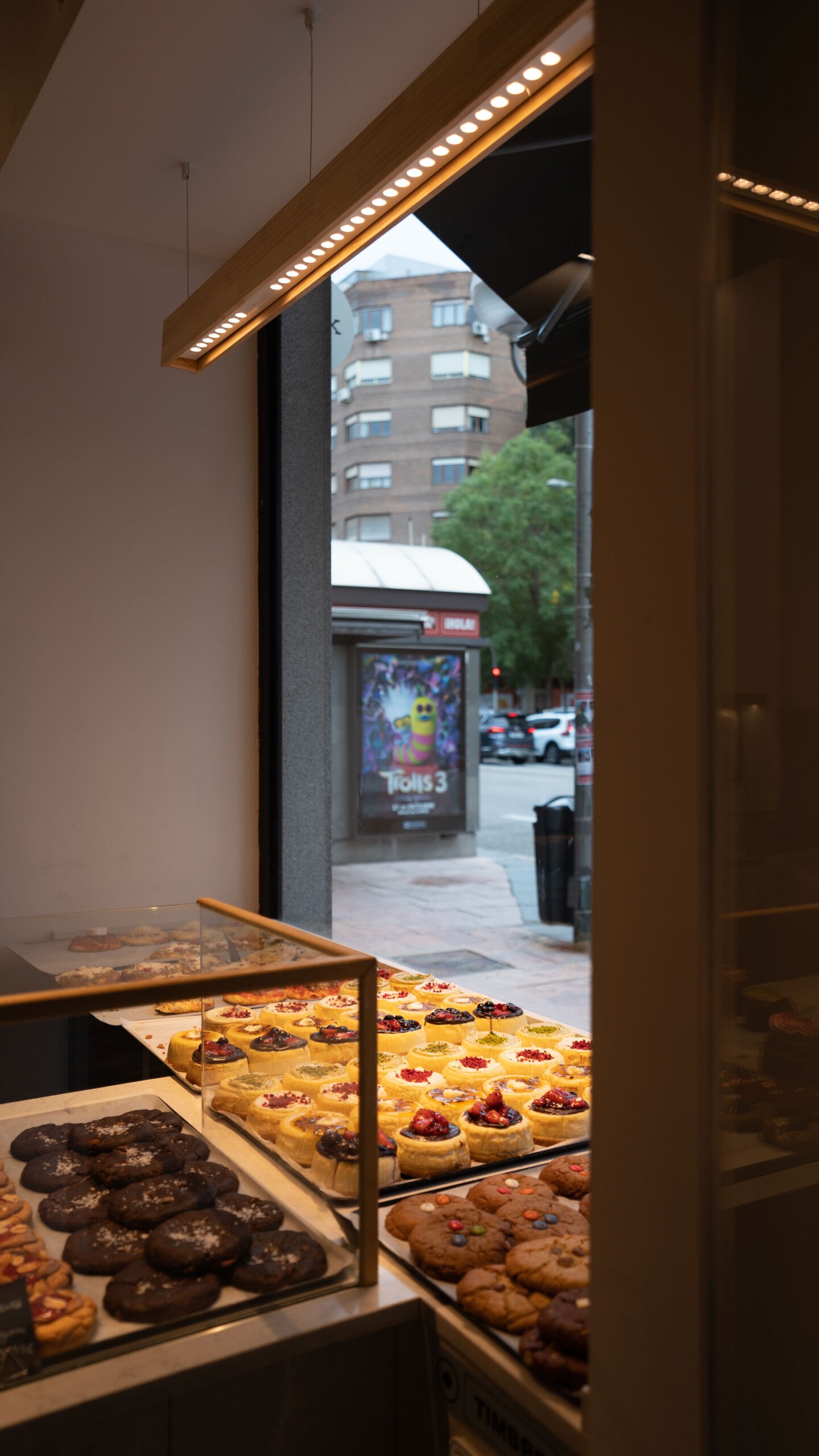 Vitrina de pastelería iluminada con LED junto al escaparate