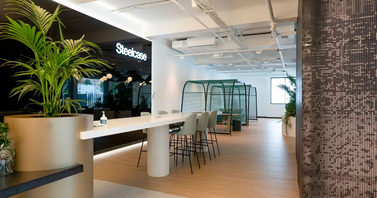 Recepción de oficinas con iluminación LED en el techo