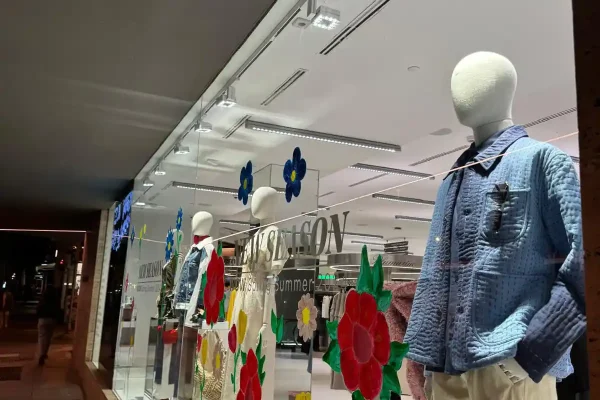 LDT Square Quartz Escaparate Tienda de Moda WOW Concept LDT Square Quartz Escaparate Tienda de Moda WOW Concept